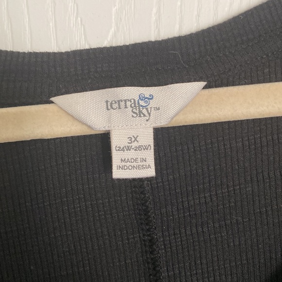 TERRA AND SKY black top with flutter sleeves - Picture 2 of 5